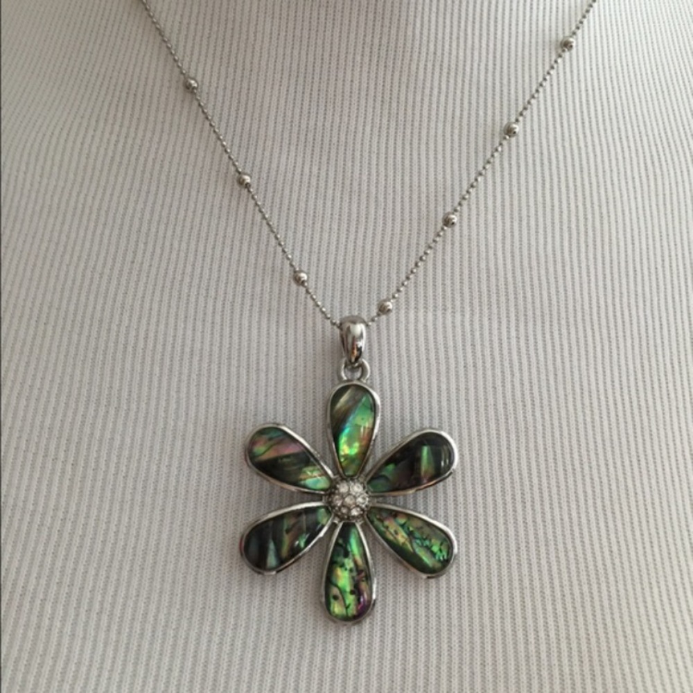 Absolutely Adorable NWT Lia Sophia necklace.